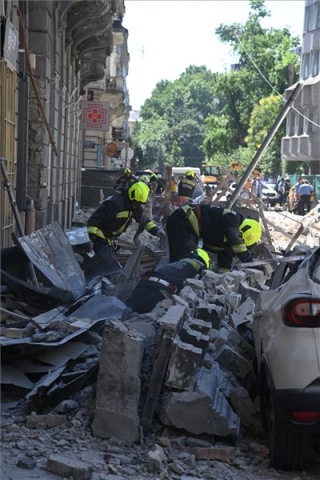 Homlokzati fal dőlt az utcára és parkoló autókra Budapest belvárosában