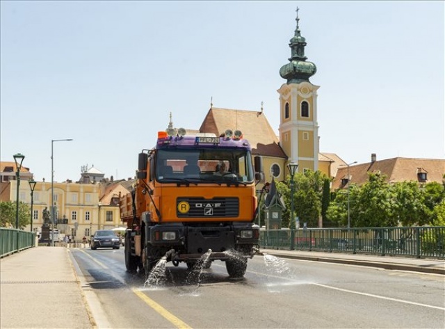 Hőség - Locsolóautó Győrben 