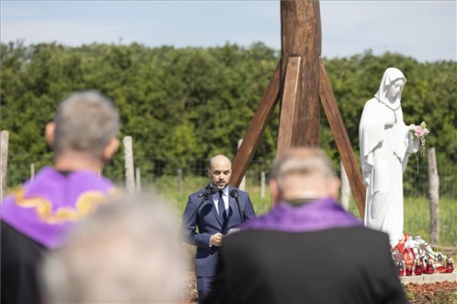 A húsz évvel ezelőtti buszbaleset áldozataira emlékeztek Balatonszentgyörgynél