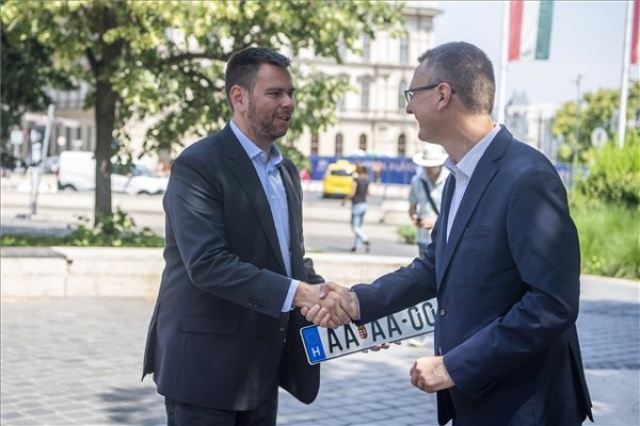 A Közlekedési Múzeum őrzi meg az első új formátumú rendszámot