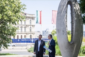 A Közlekedési Múzeum őrzi meg az első új formátumú rendszámot
