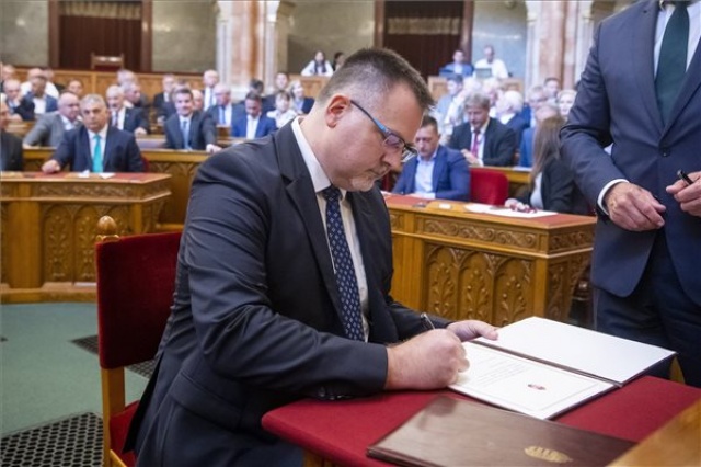Az Országgyűlés rendkívüli plenáris ülése - Megválasztották Windisch Lászlót az ÁSZ elnökének