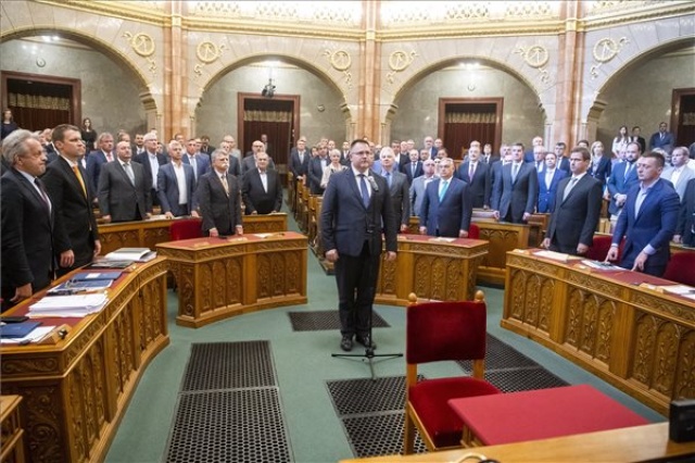 Az Országgyűlés rendkívüli plenáris ülése - Megválasztották Windisch Lászlót az ÁSZ elnökének