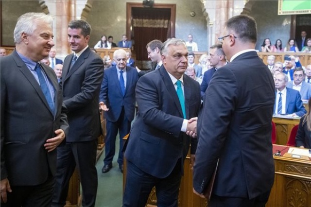 Az Országgyűlés rendkívüli plenáris ülése - Megválasztották Windisch Lászlót az ÁSZ elnökének