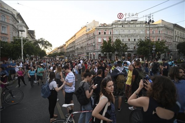 A Momentum tüntetése a kata módosítása ellen Budapesten