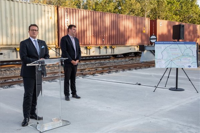 Újraindult a teherforgalom a felújított Szeged-Röszke vasútvonalon