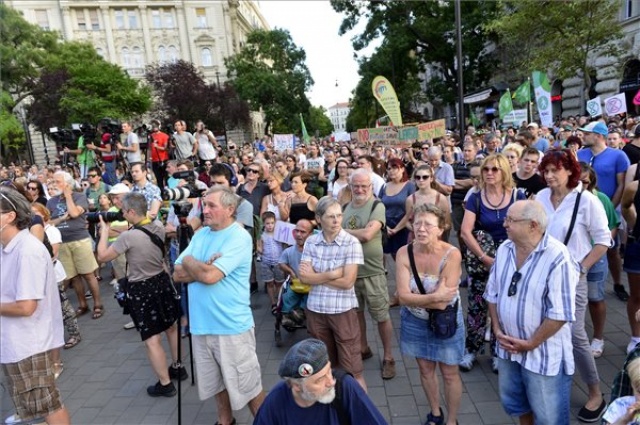 Az Agrárminisztériumnál tüntetett az LMP