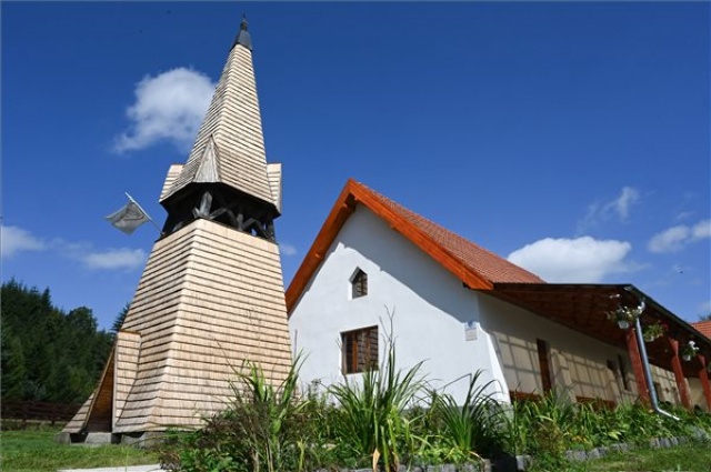 A székelyföldi Kommandón felavatták a magyar állami támogatással felújított református templomot