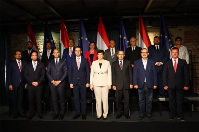 Bemutatta árnyékkormánya tagjait Dobrev Klára