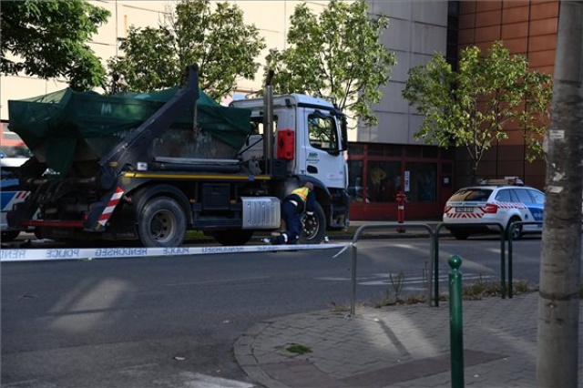 Kamion gázolt halálra egy férfit és egy gyermeket Budapesten
