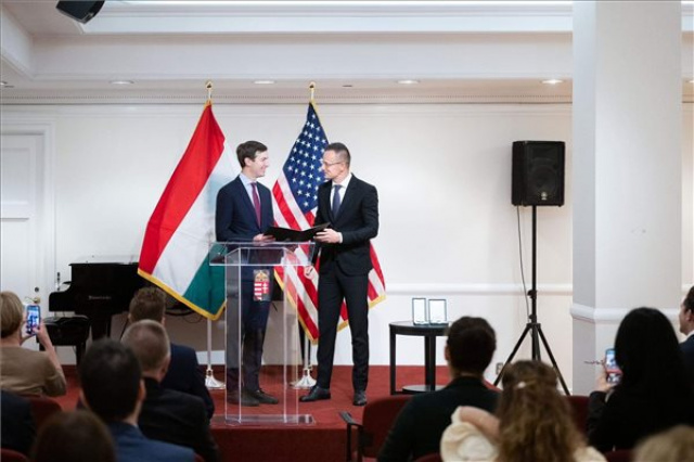 Szijjártó Péter állami kitüntetés adott át Jared Kushnernek New Yorkban