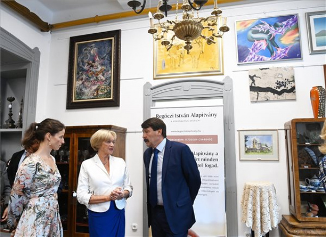 Megnyílt a Regőczi Alapítvány jótékonysági aukciójának kiállítása