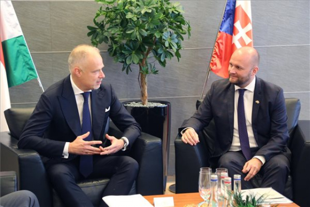 Szalay-Bobrovniczky Kristóf honvédelmi miniszter szlovák kollégájával tárgyalt Pozsonyban 