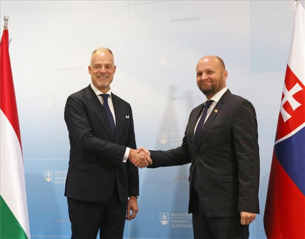 Szalay-Bobrovniczky Kristóf honvédelmi miniszter szlovák kollégájával tárgyalt Pozsonyban 