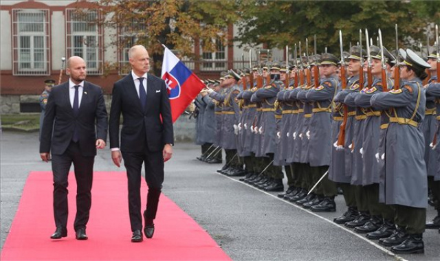Szalay-Bobrovniczky Kristóf honvédelmi miniszter szlovák kollégájával tárgyalt Pozsonyban 