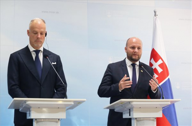 Szalay-Bobrovniczky Kristóf honvédelmi miniszter szlovák kollégájával tárgyalt Pozsonyban 