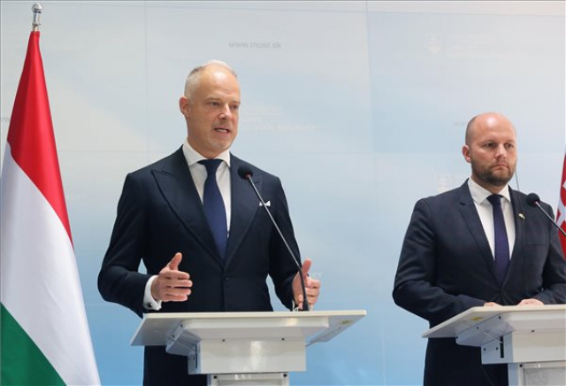 Szalay-Bobrovniczky Kristóf honvédelmi miniszter szlovák kollégájával tárgyalt Pozsonyban 