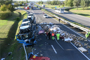 Baleset miatt lezárták az M5-öst Pusztavacsnál Szeged felé 