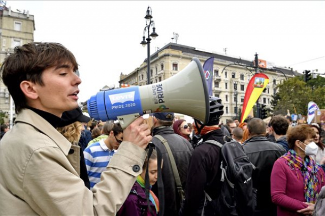 Demonstráló diákok lezárták a Margit hidat