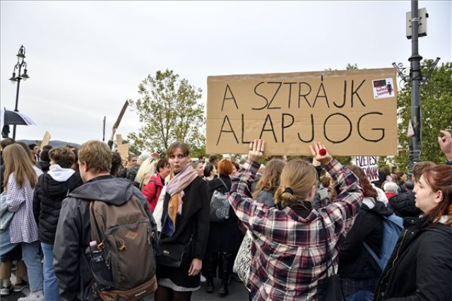Demonstráló diákok lezárták a Margit hidat