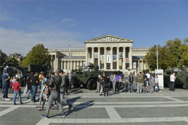 A Magyar Honvédség toborzó napja a Hősök terén 