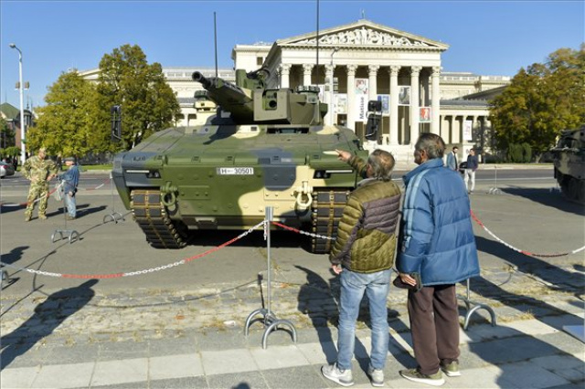 A Magyar Honvédség toborzó napja a Hősök terén 