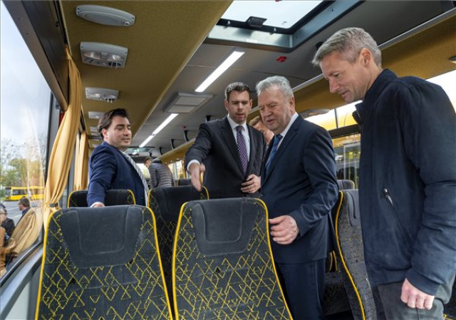 Száz új magyar busz áll forgalomba a Volánbusznál