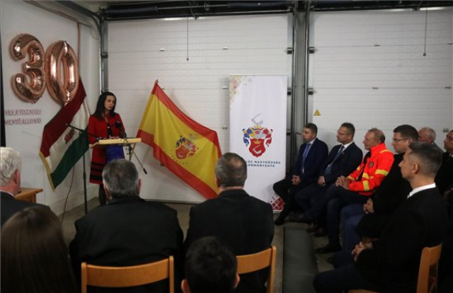 Életmentő újraélesztő gépet adott át Gulyás Gergely Tiszalúcon