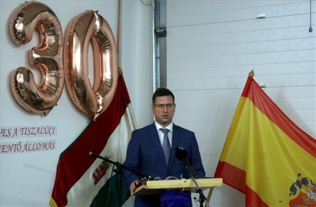 Életmentő újraélesztő gépet adott át Gulyás Gergely Tiszalúcon