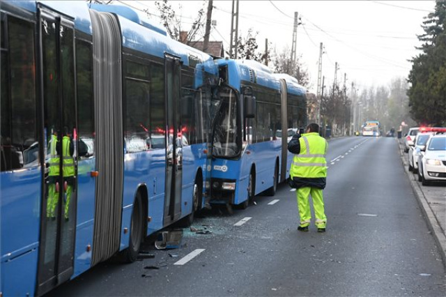A BKK két autóbusza összeütközött a főváros XVII. kerületében 