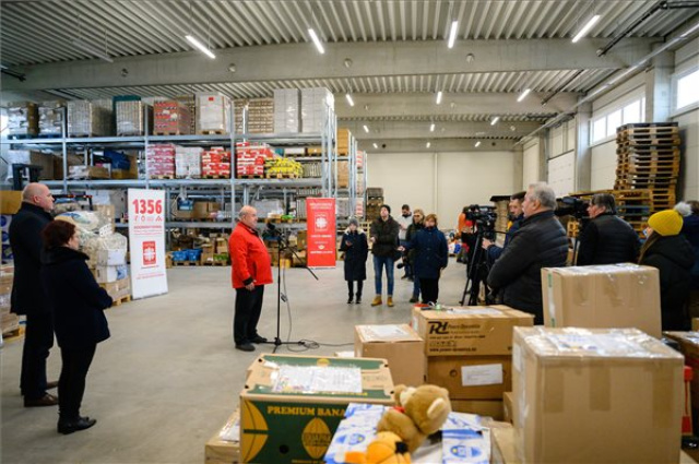 Elkezdődött a civil központokban összegyűjtött adományok kiszállítása Kárpátaljára