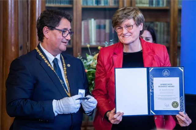 Karikó Katalin átvette a Semmelweis Budapest Award elismerést