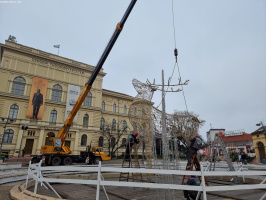 Elbontják Szeged karácsonyfáját és a fényszarvast