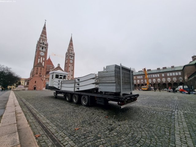 Elbontják Szeged karácsonyfáját és a fényszarvast