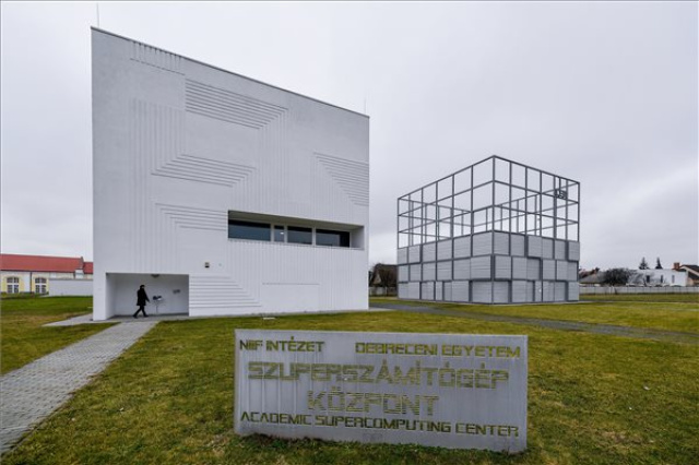 Átadták Magyarország legerősebb szuperszámítógépét Debrecenben