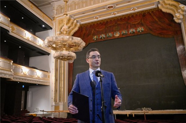A debreceni Csokonai Színház felújítása