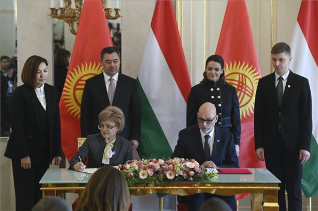 A kirgiz elnök Budapesten