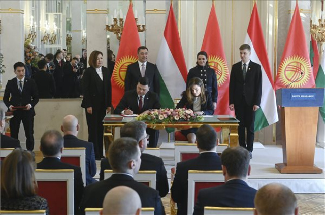 A kirgiz elnök Budapesten