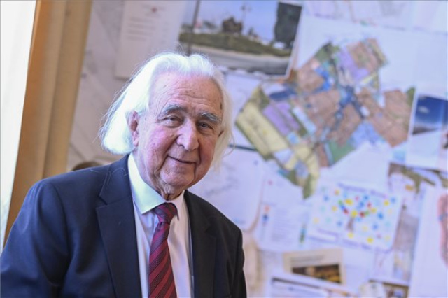 Lemondott a Veresegyházat 58 éve irányító Pásztor Béla polgármester
