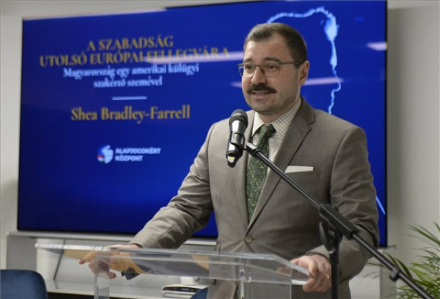 Shea Bradley-Farrell amerikai külpolitikai, nemzetbiztonsági szakértő az Alapjogokért Központ rendezvényén 