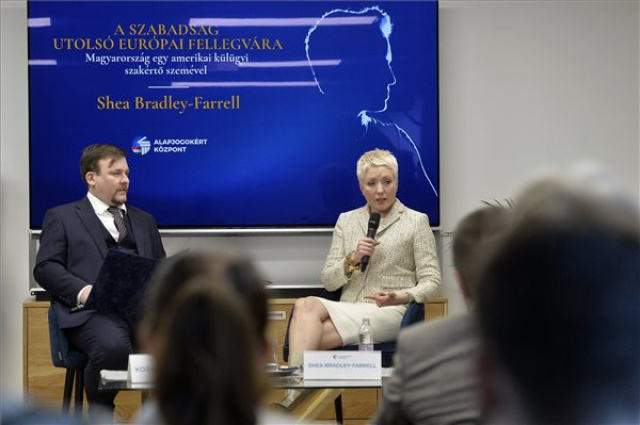 Shea Bradley-Farrell amerikai külpolitikai, nemzetbiztonsági szakértő az Alapjogokért Központ rendezvényén 