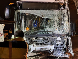 Autóbusszal ütközött egy személyautó