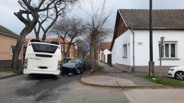 Autóbusszal ütközött egy személyautó