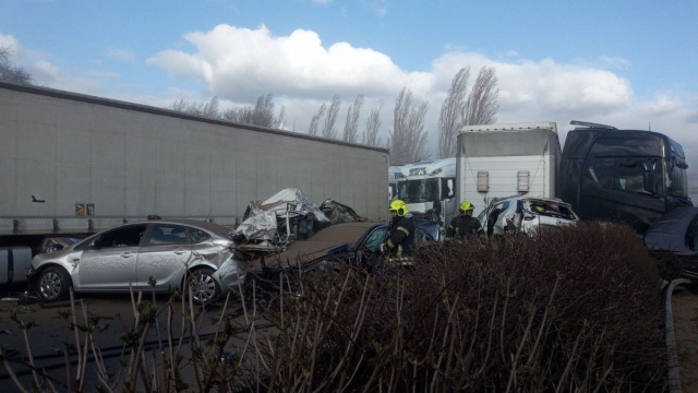 Újra zavartalan a forgalom az M1-esen a tömegbaleset helyszínén