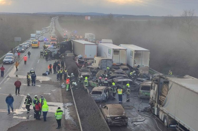 Újra zavartalan a forgalom az M1-esen a tömegbaleset helyszínén