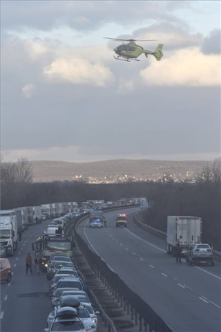 Öt kamion és 37 autó ütközött össze az M1-es autópályán Herceghalomnál 