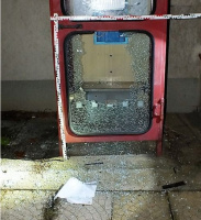 Szétvert telefonfülke