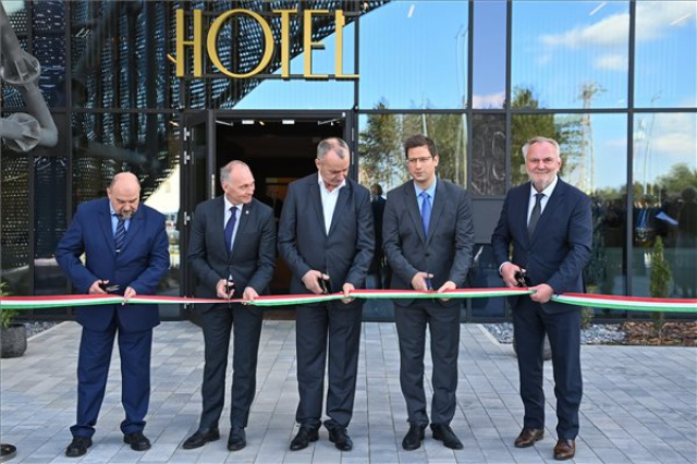 Négycsillagos szállodát adtak át az inárcsi pihenő mellett 