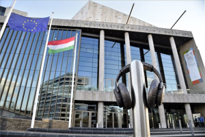 Fejhallgatót ábrázoló Kolodko-szobor került a Müpa bejáratához