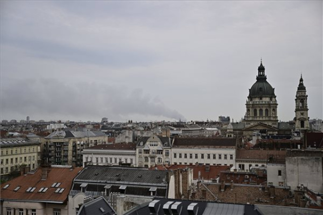Tűz egy soroksári autóbontóban